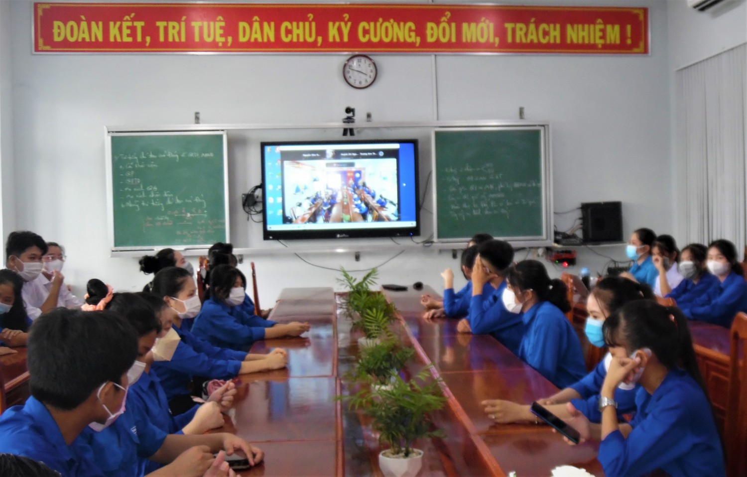 SINH HOẠT ĐOÀN THANH NIÊN THÁNG 10 NĂM 2021 Chủ điểm: “Thanh niên Việt Nam vững bước, chinh phục tương lai ”