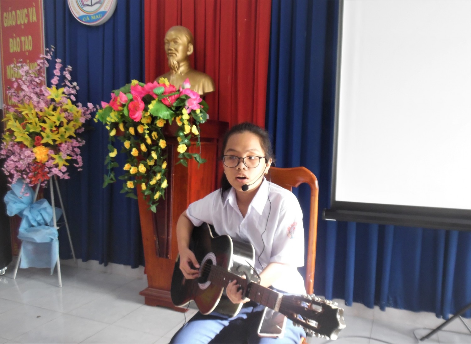 Hình ảnh 3 Em Phạm Trương Thảo Vi Độc tấu guitar tặng cho quý cô giáo