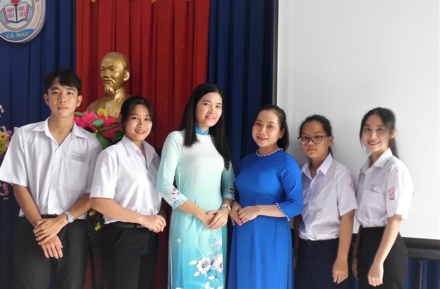 Hình ảnh 4 Đại diện học sinh toàn trường đến chúc mừng các cô nhân dịp ngày Phụ nữ Việt Nam 20 10