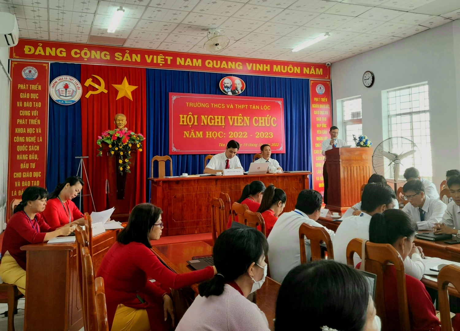 Đ/c Nguyễn Hữu Thiện Phó hiệu trưởng báo cáo trước hội nghị