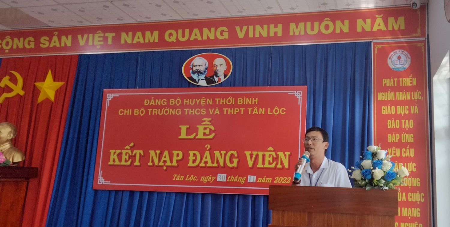 Thầy Nguyễn Hữu Thiện-Phó bí thư Chi bộ đọc Quyết đinh kết nạp Đảng viên mới